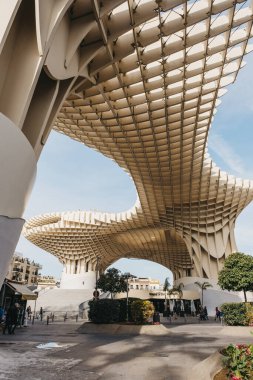 Seville, İspanya - 17 Ocak 2020: Dünyanın en büyük ahşap yapısı olan Metropol Şemsiyesi 'nin alçak açılı görüntüsü, La Encarnacion Meydanı Seville, İspanya.