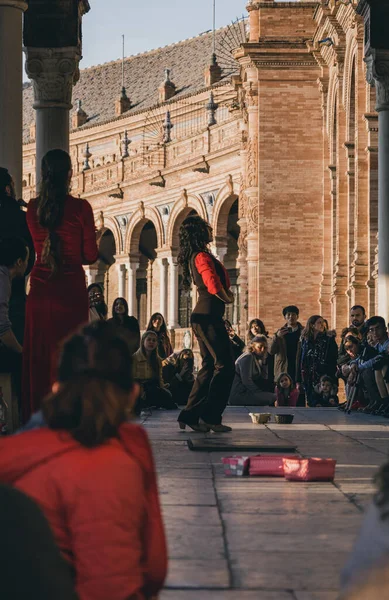 Seville, İspanya - 17 Ocak 2020: Flamenko dansçısı Plaza de Espana, Seville, Endülüs 'te kalabalığın önünde konser verdi. Flamenko İspanya 'nın Endülüs bölgesinden gelmektedir. Seçici odak.