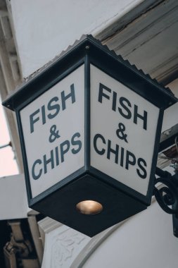 Londra, İngiltere 'de bir restoranın önündeki Fish and Chip tabelasını kapatın..