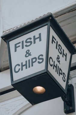 Londra, İngiltere 'de bir restoranın önündeki Fish and Chip tabelasını kapatın..