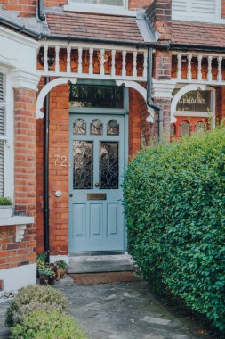 Londra, İngiltere - 26 Mayıs 2020: Londra 'da bir Edwardian evinin mavi boyalı ön kapısı, seçici odaklı. Edwardian tarzı basit bir tasarım ve el yapımı için bir takdir sunar..