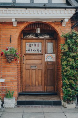 Londra, İngiltere - 30 Mayıs 2020: Kuzey Londra 'daki Londra Enfield İlçesi' nde bir banliyö bölgesi olan Palmers Green 'de bir evin kapısında bayram ve gökkuşağı tabelası.