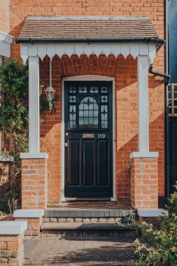 Londra, İngiltere - 30 Mayıs 2020: Londra 'daki geleneksel Edwardian evinin girişi, seçici odak noktası. Edwardian evleri basit bir tasarım ve el yapımı için bir takdir sunar..