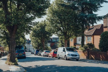 Londra, İngiltere - 30 Mayıs 2020: Kuzey Londra 'daki Londra Enfield İlçesi' nde bir banliyö bölgesi olan Palmers Green 'de bir cadde üzerindeki bir dizi evin önüne park edilmiş arabalar.