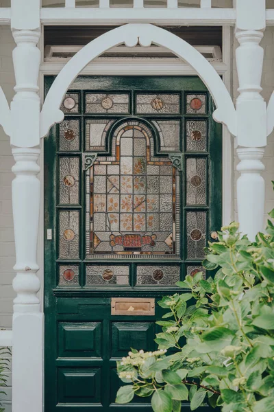 Vidro Manchado Verde Escuro Porta Frente Uma Casa Tradicional Eduardiana — Fotografia de Stock