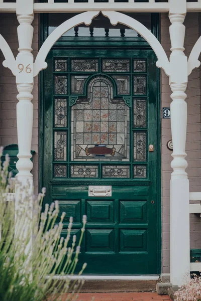 London Großbritannien Mai 2020 Dunkelgrüne Buntglasfront Eines Traditionellen Edwardischen Hauses — Stockfoto