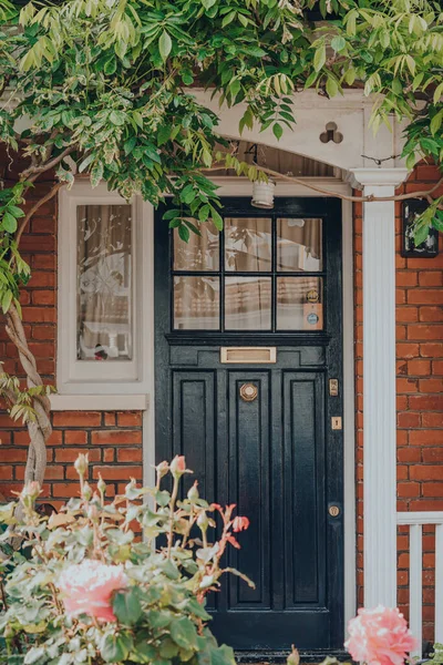 London Großbritannien Mai 2020 Schwarze Haustür Eines Traditionellen Edwardischen Hauses — Stockfoto