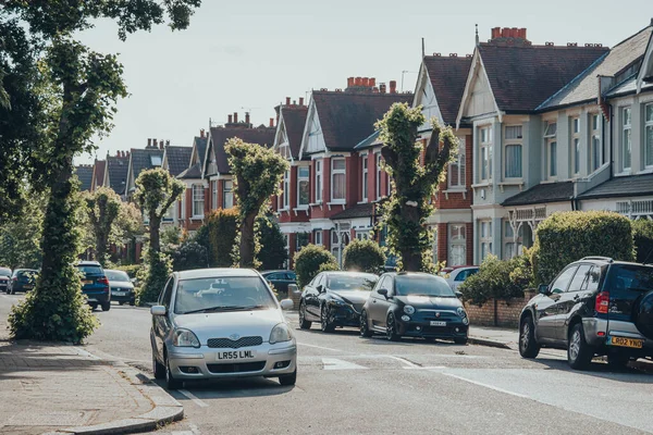 London Großbritannien Mai 2020 Autos Parken Vor Häusern Auf Beiden — Stockfoto