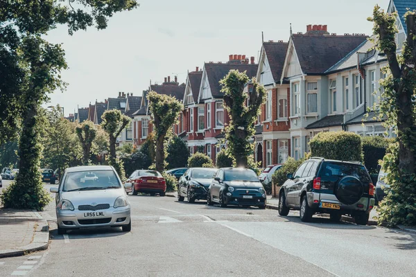 London Großbritannien Mai 2020 Autos Parken Vor Häusern Auf Beiden — Stockfoto