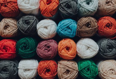 Amigurumi pamuk ipliklerinin farklı renklerde sıralanması, yüzeysel odak noktası.