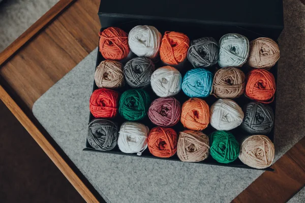 上からのショットは 綿糸の24色の異なる色の肌でいっぱいの箱 選択的な焦点 — ストック写真