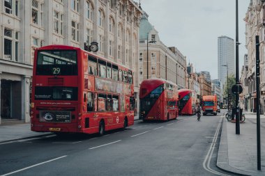 Londra, İngiltere - 13 Haziran 2020: Kingly Caddesi 'ndeki kapalı bar ve restoranlar, Soho' daki ünlü cadde Liberty Mall 'dan paralel ve Regent Caddesi ile Carnaby Caddesi arasında.