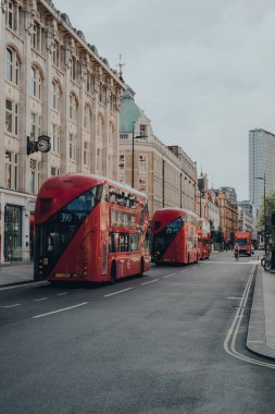 Londra, İngiltere - 13 Haziran 2020: Kingly Caddesi 'ndeki kapalı bar ve restoranlar, Soho' daki ünlü cadde Liberty Mall 'dan paralel ve Regent Caddesi ile Carnaby Caddesi arasında.