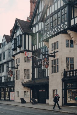 Londra, İngiltere - 13 Haziran 2020: Kingly Caddesi 'ndeki kapalı bar ve restoranlar, Soho' daki ünlü cadde Liberty Mall 'dan paralel ve Regent Caddesi ile Carnaby Caddesi arasında.