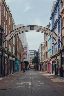Londra, İngiltere - 13 Haziran 2020: Kingly Caddesi 'ndeki kapalı bar ve restoranlar, Soho' daki ünlü cadde Liberty Mall 'dan paralel ve Regent Caddesi ile Carnaby Caddesi arasında.