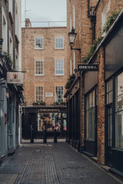 Londra, İngiltere - 13 Haziran 2020: Kingly Caddesi 'ndeki kapalı bar ve restoranlar, Soho' daki ünlü cadde Liberty Mall 'dan paralel ve Regent Caddesi ile Carnaby Caddesi arasında.