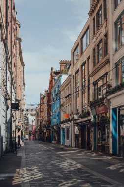 Londra, İngiltere - 13 Haziran 2020: Kingly Caddesi 'ndeki kapalı bar ve restoranlar, Soho' daki ünlü cadde Liberty Mall 'dan paralel ve Regent Caddesi ile Carnaby Caddesi arasında.