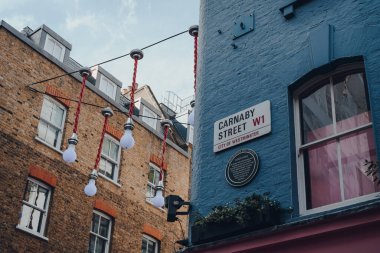 Londra, İngiltere - 13 Haziran 2020: Kingly Caddesi 'ndeki kapalı bar ve restoranlar, Soho' daki ünlü cadde Liberty Mall 'dan paralel ve Regent Caddesi ile Carnaby Caddesi arasında.