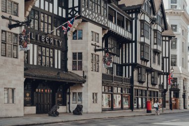 Londra, İngiltere - 13 Haziran 2020: Kingly Caddesi 'ndeki kapalı bar ve restoranlar, Soho' daki ünlü cadde Liberty Mall 'dan paralel ve Regent Caddesi ile Carnaby Caddesi arasında.