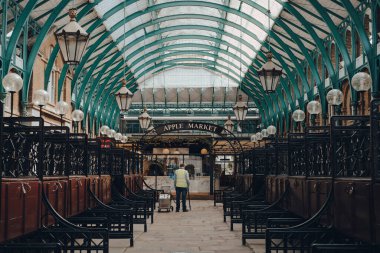 Londra, İngiltere - 13 Haziran 2020: Kingly Caddesi 'ndeki kapalı bar ve restoranlar, Soho' daki ünlü cadde Liberty Mall 'dan paralel ve Regent Caddesi ile Carnaby Caddesi arasında.