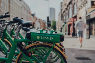 Londra, İngiltere - 13 Haziran 2020: Rıhtımsız Lime E elektrikli bisiklet Londra 'da bir caddede, seçici odak noktası. California taşımacılık şirketi Lime, Aralık 2018 'de Londra' ya geldi.