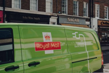 Londra, İngiltere - 13 Haziran 2020: Londra 'da bir caddede yeşil elektrikli posta minibüsüne yakın çekim. Son yıllarda Kraliyet Postası aktif olarak karbon ayak izini azaltmak için elektrikli araç sayısını artırır.