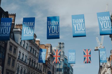 Londra, İngiltere - 13 Haziran 2020: İngiltere 'nin başkenti Londra' da ünlü ve işlek bir alışveriş caddesi olan New Oxford Caddesi 'nde Teşekkür Sancakları ve İngiliz Bayrakları.