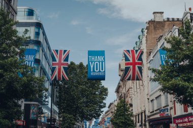 Londra, İngiltere - 13 Haziran 2020: İngiltere 'nin başkenti Londra' da ünlü ve işlek bir alışveriş caddesi olan New Oxford Caddesi 'nde Teşekkür Sancakları ve İngiliz Bayrakları.