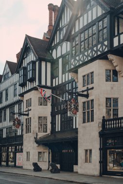 Londra, İngiltere - 13 Haziran 2020: Londra 'daki kapalı Özgürlük Mağazası Cephesi. 1875 'te açıldı, lüks ürünleri ve klasik Özgürlük tasarımları ile ünlüdür..