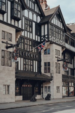 Londra, İngiltere - 13 Haziran 2020: Londra 'daki kapalı Özgürlük Mağazası Cephesi. 1875 'te açıldı, lüks ürünleri ve klasik Özgürlük tasarımları ile ünlüdür..