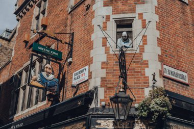 Londra, İngiltere - 13 Haziran 2020: Londra 'nın başkenti Soho' da Fouberts Place Great Marlborough Street 'in köşesindeki Shakespeare Head Bar' ın önündeki dekor..