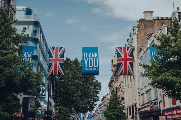 英国伦敦 2020年6月13日 感谢你的横幅和国旗在新牛津街上 一条著名的 繁忙的商业街在伦敦市中心 — 图库照片