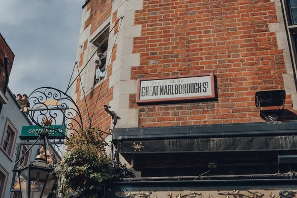 Londra, İngiltere - 13 Haziran 2020: Londra 'nın merkezindeki Soho, Londra' da bulunan Great Marlborough Caddesi 'ndeki bir binanın tuğla duvarında eski bir sokak ismi işareti.