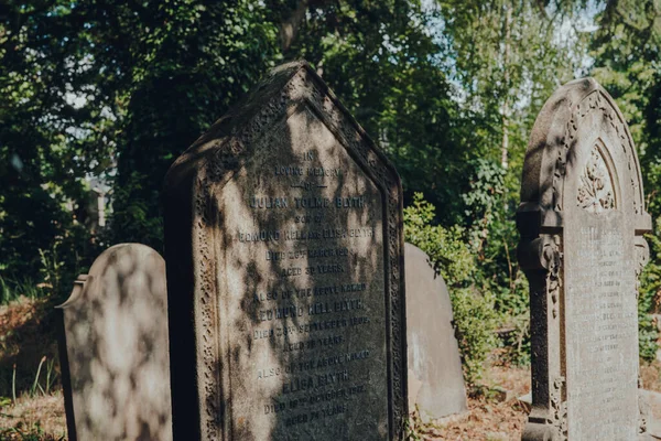 London Egyesült Királyság Június 2020 Fény Árnyék Sírköveken Hampstead Temetőben — Stock Fotó