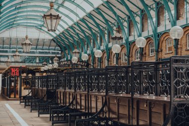 Londra, İngiltere - 13 Haziran 2020: Covent Garden Market 'teki Apple Market' teki boş tezgahlar sırası, İngiltere 'nin en popüler turizm merkezlerinden biri. Seçici odak.