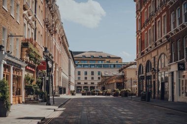 Londra, İngiltere - 13 Haziran 2020: Covent Garden 'daki boş caddeler ve kapalı dükkanlar, güneşli bir yaz gününde Londra' nın barları, restoranları ve kafeleri ile ünlü tipik bir yer..