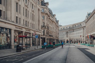 Londra, İngiltere - 13 Haziran 2020: Boş Regent Caddesi, Londra 'nın batısındaki büyük bir alışveriş caddesi..