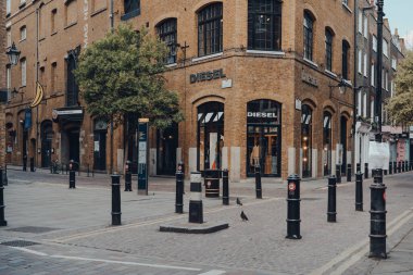 Londra, İngiltere - 13 Haziran 2020: Boş sokaklar ve güneşli bir yaz gününde Londra 'nın barları, restoranları ve kafeleriyle ünlü olan Covent Garden' daki Diesel bayrak gemisi mağazası kapatıldı.