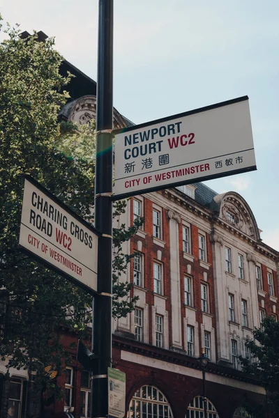 Лондон Великобритания Июня 2020 Таблички Названиями Улиц Углу Чаринг Кросс — стоковое фото
