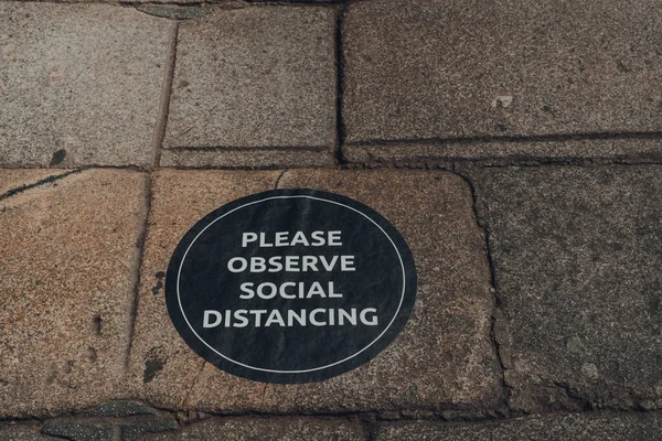 Proszę Obserwować Znak Dystansu Społecznego Chodniku Ulicy Londynie Wielka Brytania — Zdjęcie stockowe