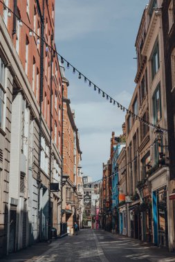 Londra, İngiltere - 13 Haziran 2020: Kingly Caddesi 'ndeki kapalı bar ve restoranlar, Soho' daki ünlü cadde Liberty Mall 'dan paralel ve Regent Caddesi ile Carnaby Caddesi arasında.