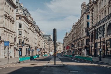 Londra, İngiltere - 13 Haziran 2020: Boş Regent Caddesi, İngiltere 'nin Batı Londra şehrinde büyük bir alışveriş caddesi..