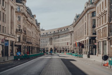 Londra, İngiltere - 13 Haziran 2020: Boş Regent Caddesi, İngiltere 'nin Batı Londra şehrinde büyük bir alışveriş caddesi..