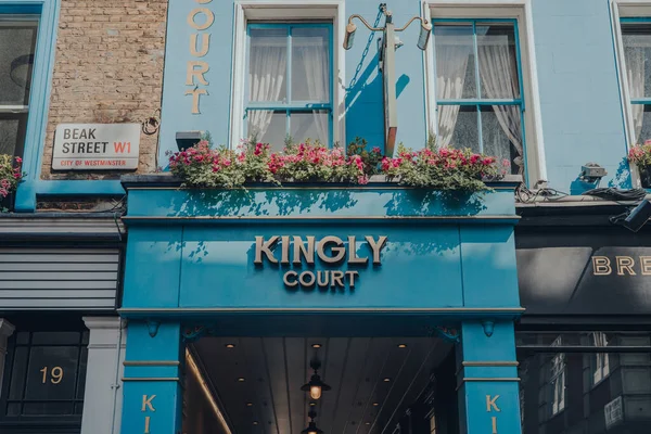 英国伦敦 2020年6月13日 位于伦敦西区中心的一座三层露天餐厅和餐厅庭院Kingly Court的入口 有选择的重点 — 图库照片