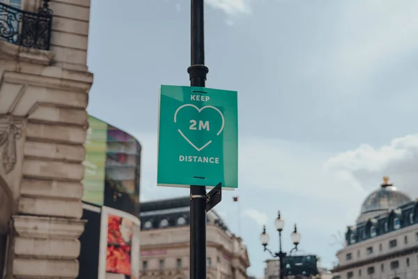 Соблюдайте Дистанцию Два Метра Зеленом Знаке Одной Улиц Лондона Великобритания — стоковое фото