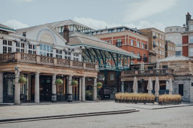 Londra, İngiltere - 13 Haziran 2020: Güneşli bir yaz gününde İngiltere 'nin başkenti Londra' nın en popüler turizm merkezlerinden biri olan Covent Garden Market 'in dışı.