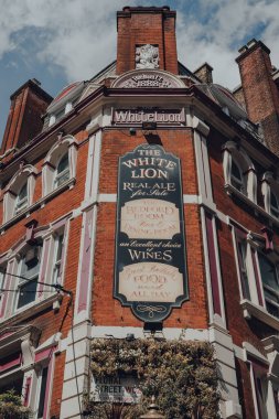 Londra, İngiltere - 13 Haziran 2020: Covent Garden 'daki Beyaz Aslan Pub' ın ön cephesine imza atın, Londra 'da bir sürü dükkan ve restoranı olan ünlü bir turizm alanı..