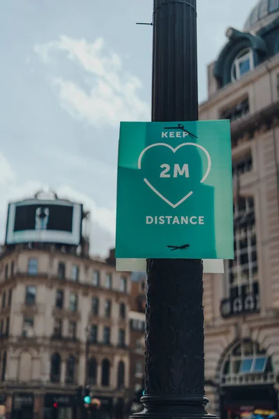 Keep Two Metres Distance Green Sign Street London Selective Focus — Stock Photo, Image