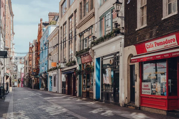 Londra, İngiltere - 13 Haziran 2020: Kingly Caddesi 'ndeki kapalı bar ve restoranlar, Soho' daki ünlü cadde Liberty Mall 'dan paralel ve Regent Caddesi ile Carnaby Caddesi arasında.