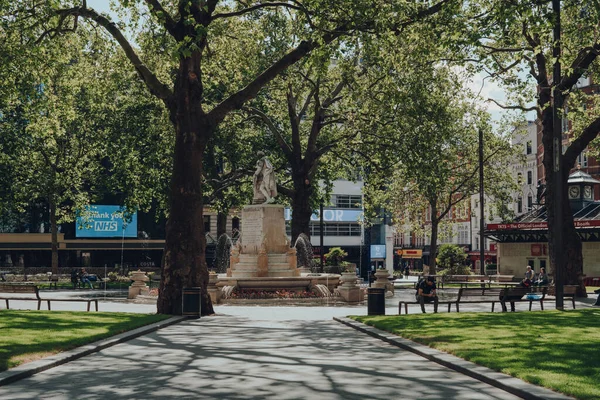 Londen Juni 2020 Weinig Mensen Ontspannen Een Bankje Voor Een — Stockfoto